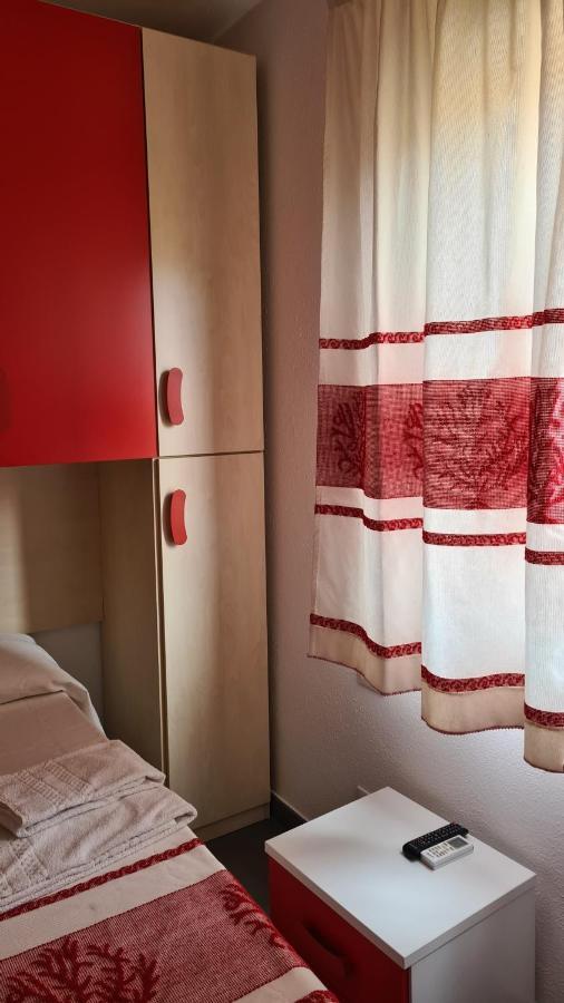 Red & Blue Rooms ออลเบีย ภายนอก รูปภาพ